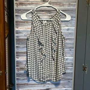 Elle, xs, black and white starburst.